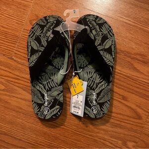 Boys Cat & Jack Black and Green Leaf Print Flip Flops Size XL/6